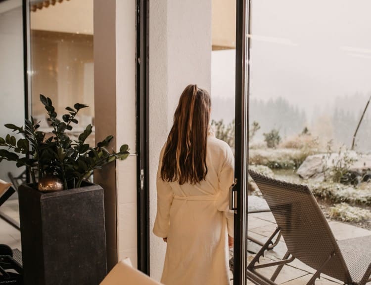 Auch die Kinder genießen den Weitblick ins Neuberger Tal! © Selina Flasch Photography