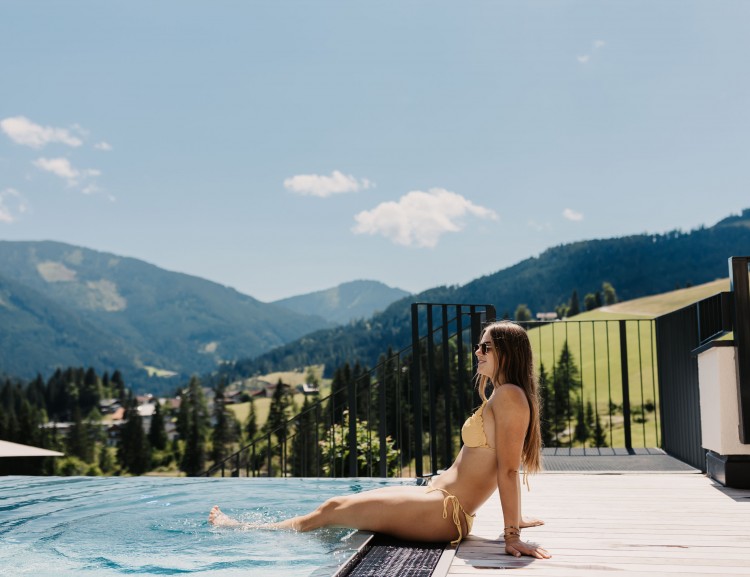 enjoy the view at the infinity pool © Selina Flasch Photography