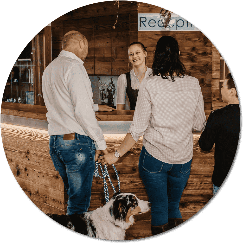 Gäste an der Hotelrezeption im Hotel Neubergerhof