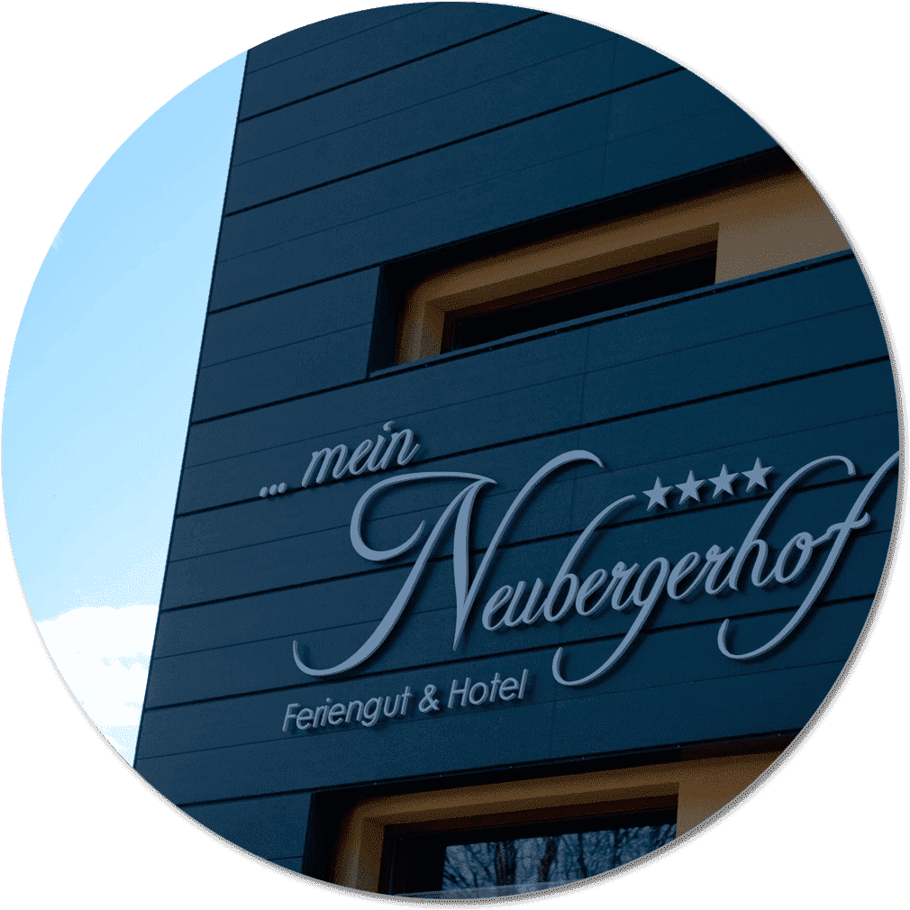 Das Neubergerhof Logo an der Hausmauer