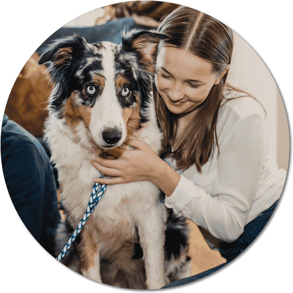 Hund und Mädchen im Urlaub