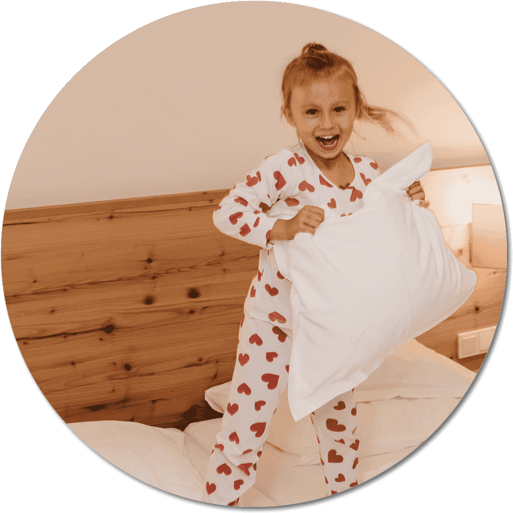 Mädchen bei Kissenschlacht im Bett