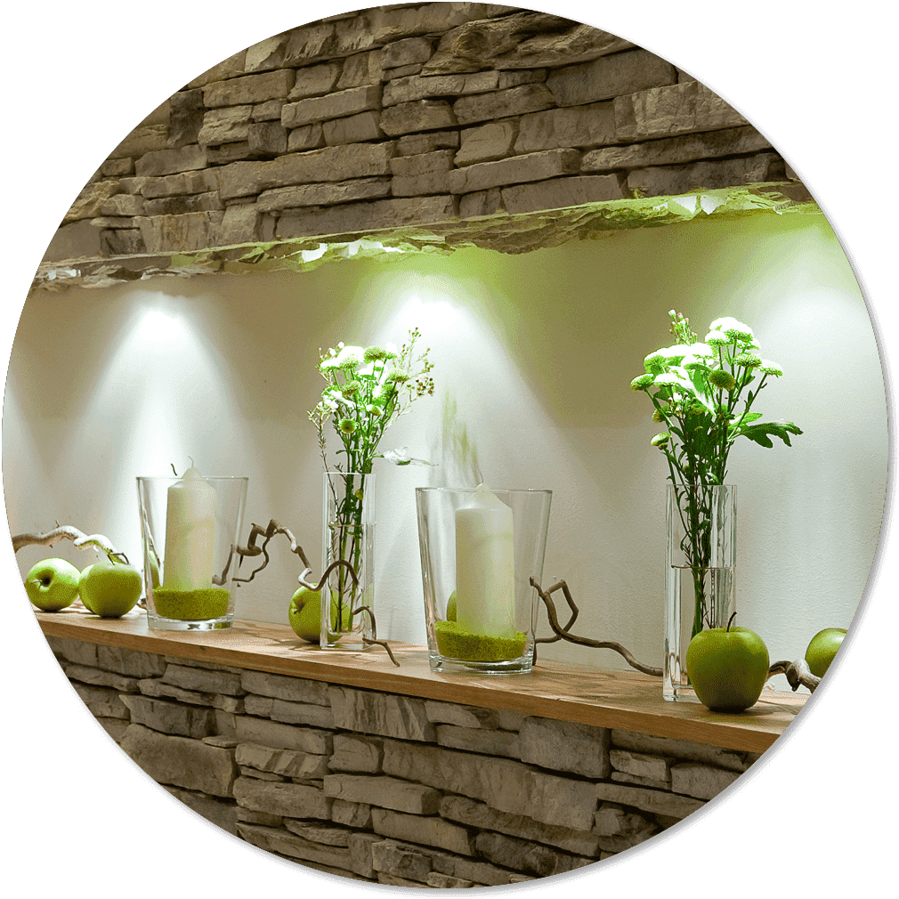 Dekorierte Steinmauer im Restaurant