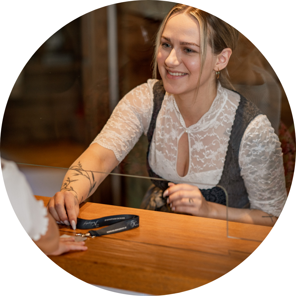 Gäste an der Rezeption empfangen