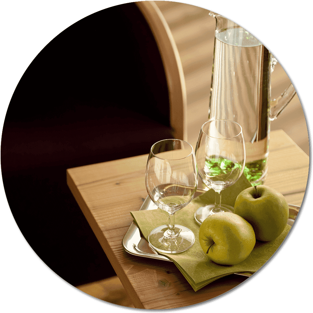 Äpfel und frisches Trinkwasser am Tisch im Zimmer