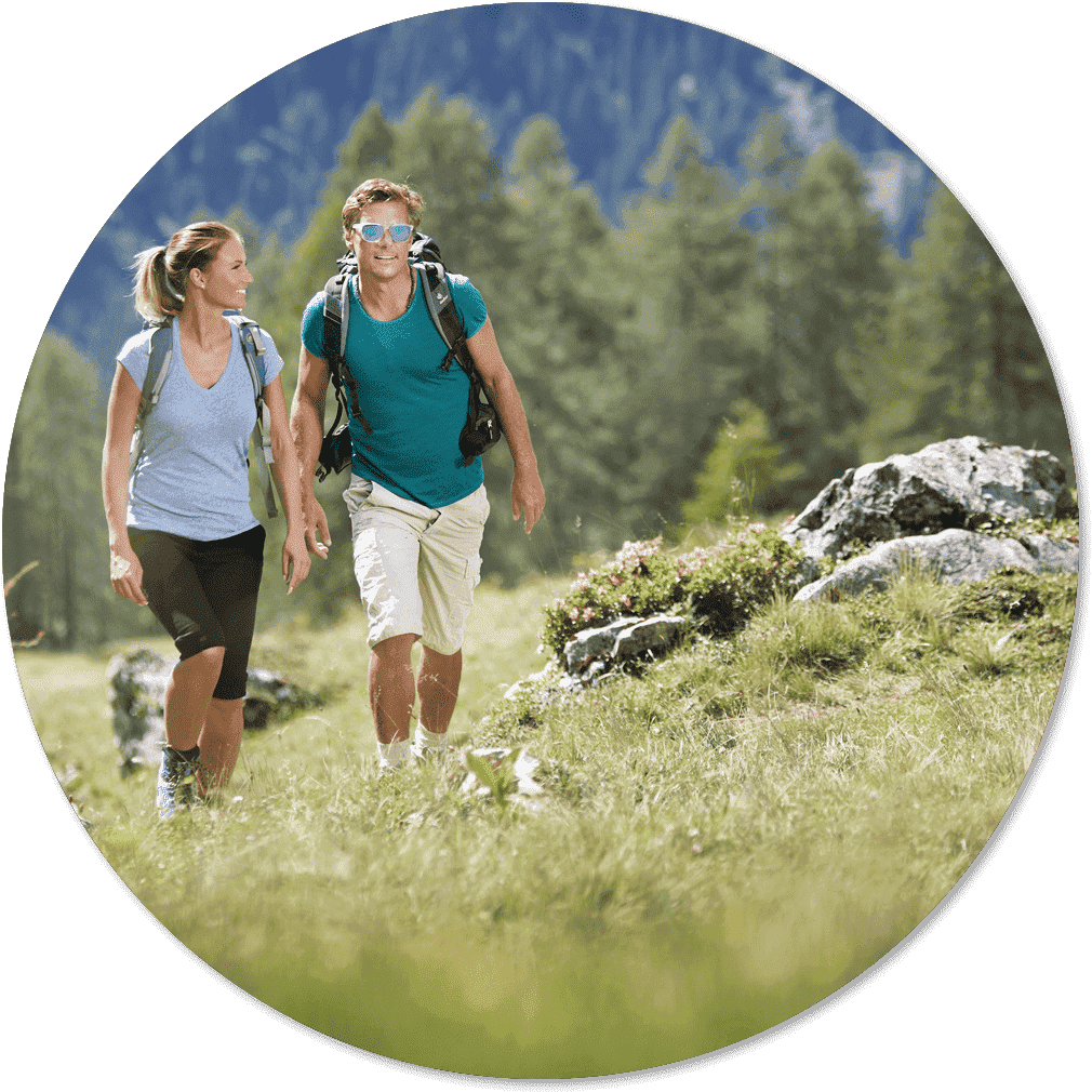 Paar beim Wandern im Filzmooser Almengebiet