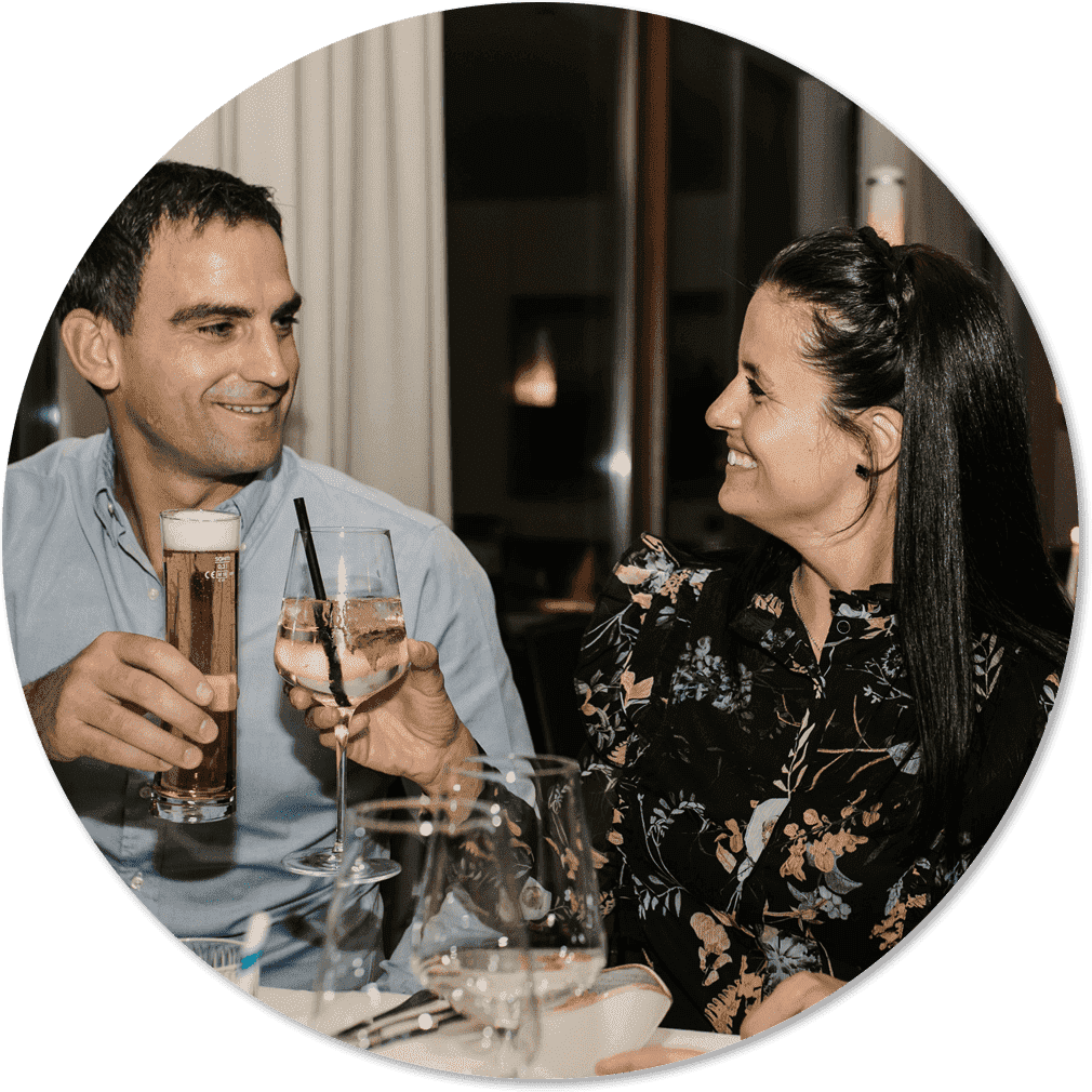 Ehepaar am Tisch beim Abendessen