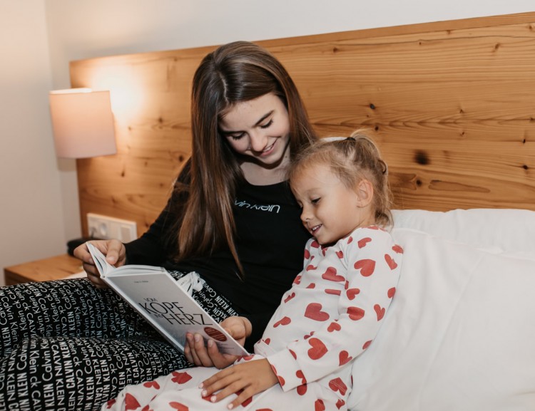 Buch lesen im Zimmer &copy; Selina Flasch Photography