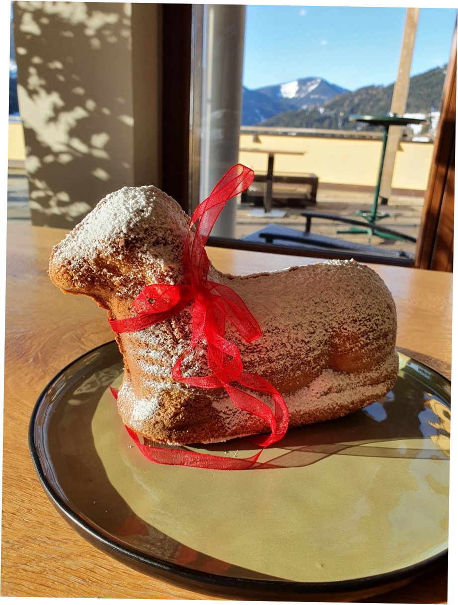 Frisch gebackenes Osterlamm aus dem Neubergerhof