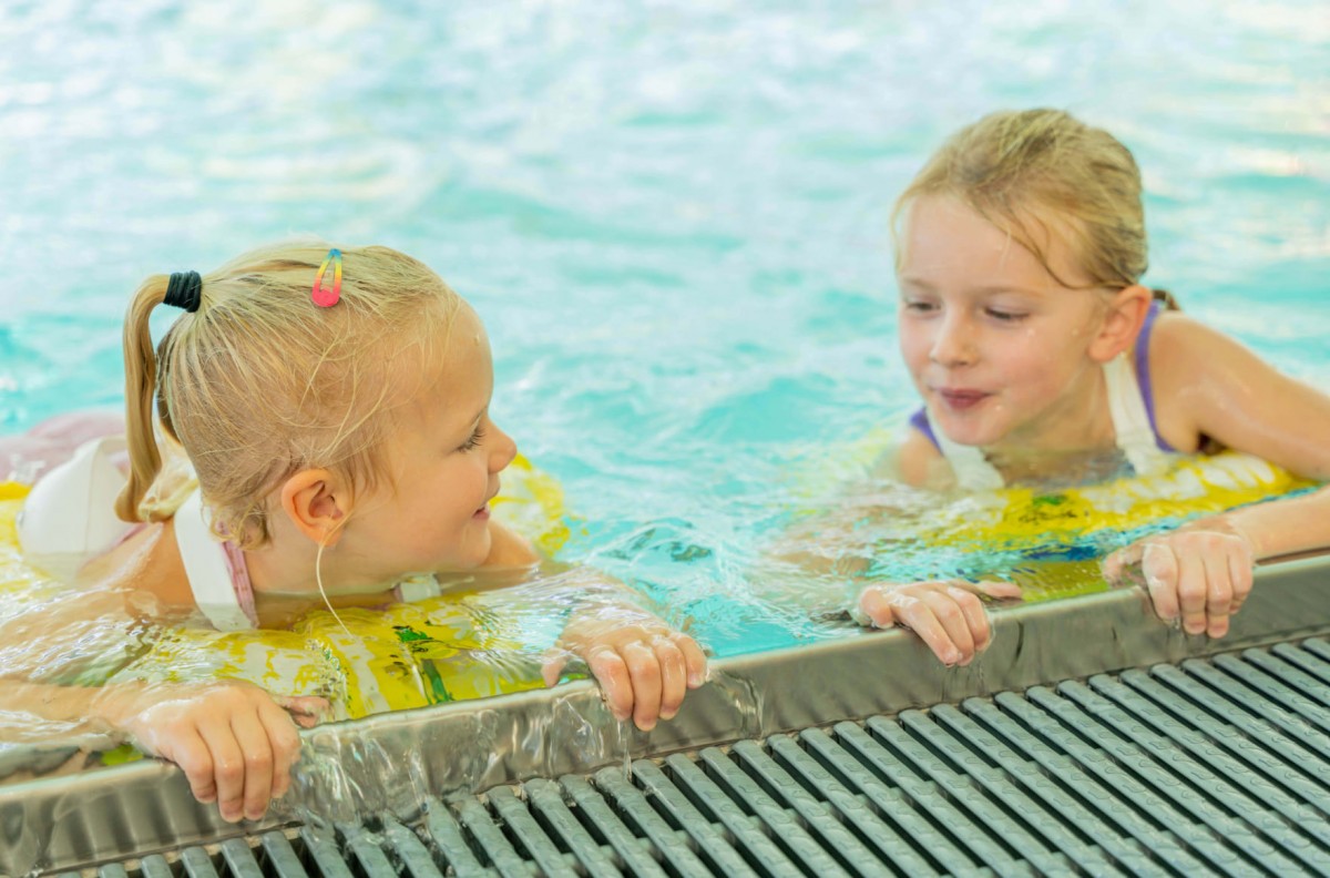 Kinder haben Spaß im Wasser im Neubergerhof