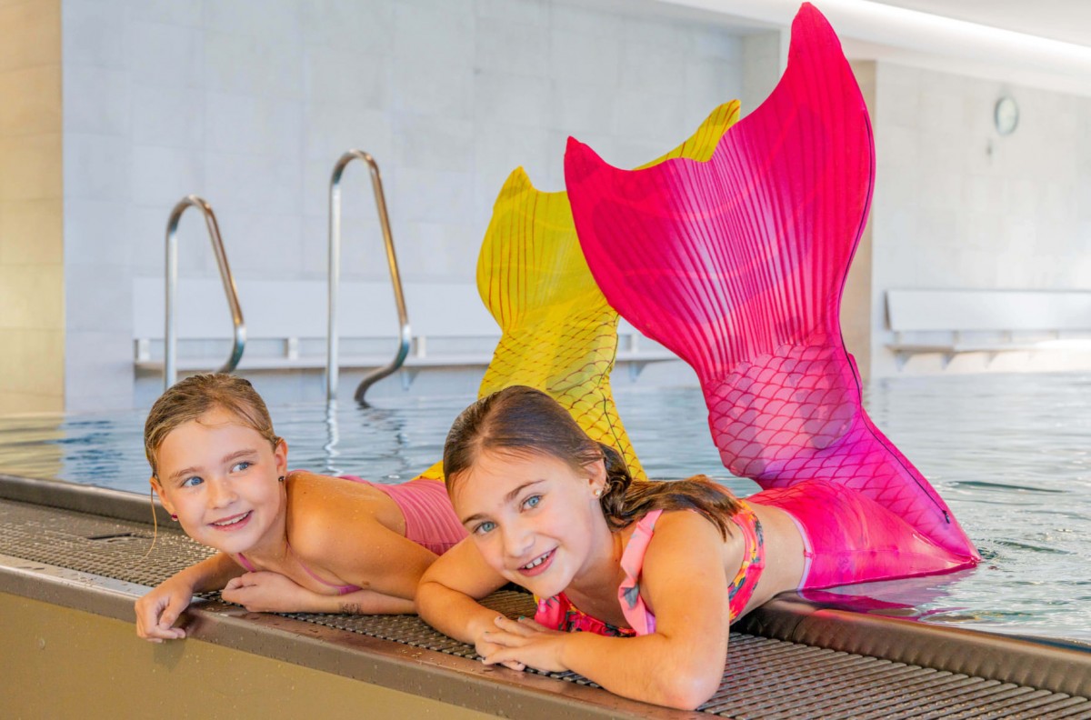 Meerjungfrauenschwimmen im Pool im Neubergerhof