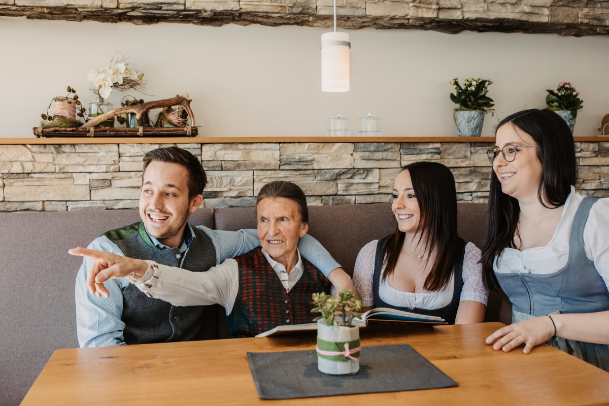 Oma Reiter erzählt ihre Geschichte aus dem Neubergerhof