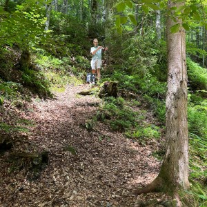 Mitten im Wald – perfekt für heiße Sommertage.