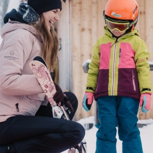 Unsere Kinderbetreuuer zeigen den Kids die ersten Schritte im Schnee.