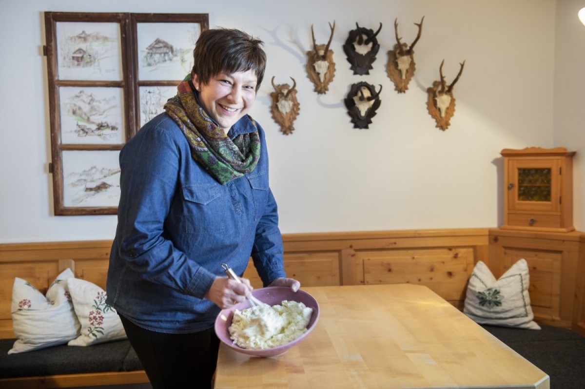 Silvia from Wolflehenbauer is making fresh curd cheese.