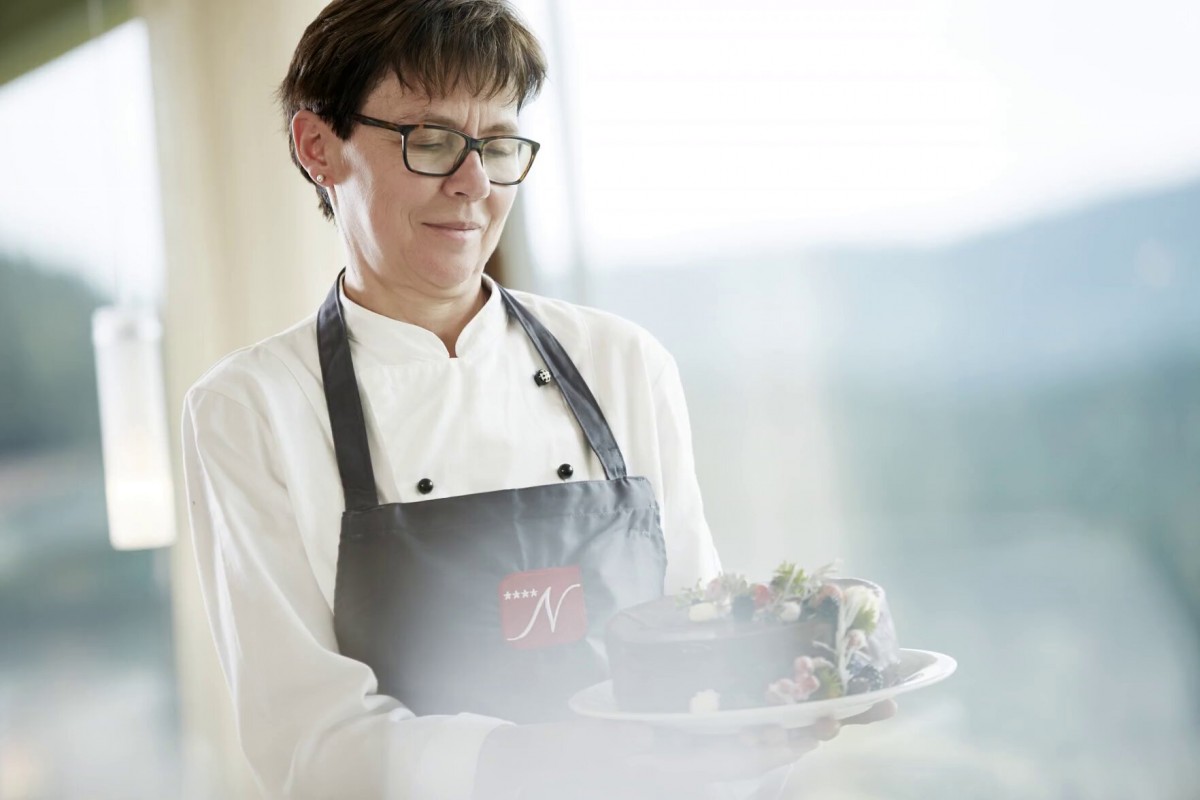 Maria Reiter with a freshly baked cake